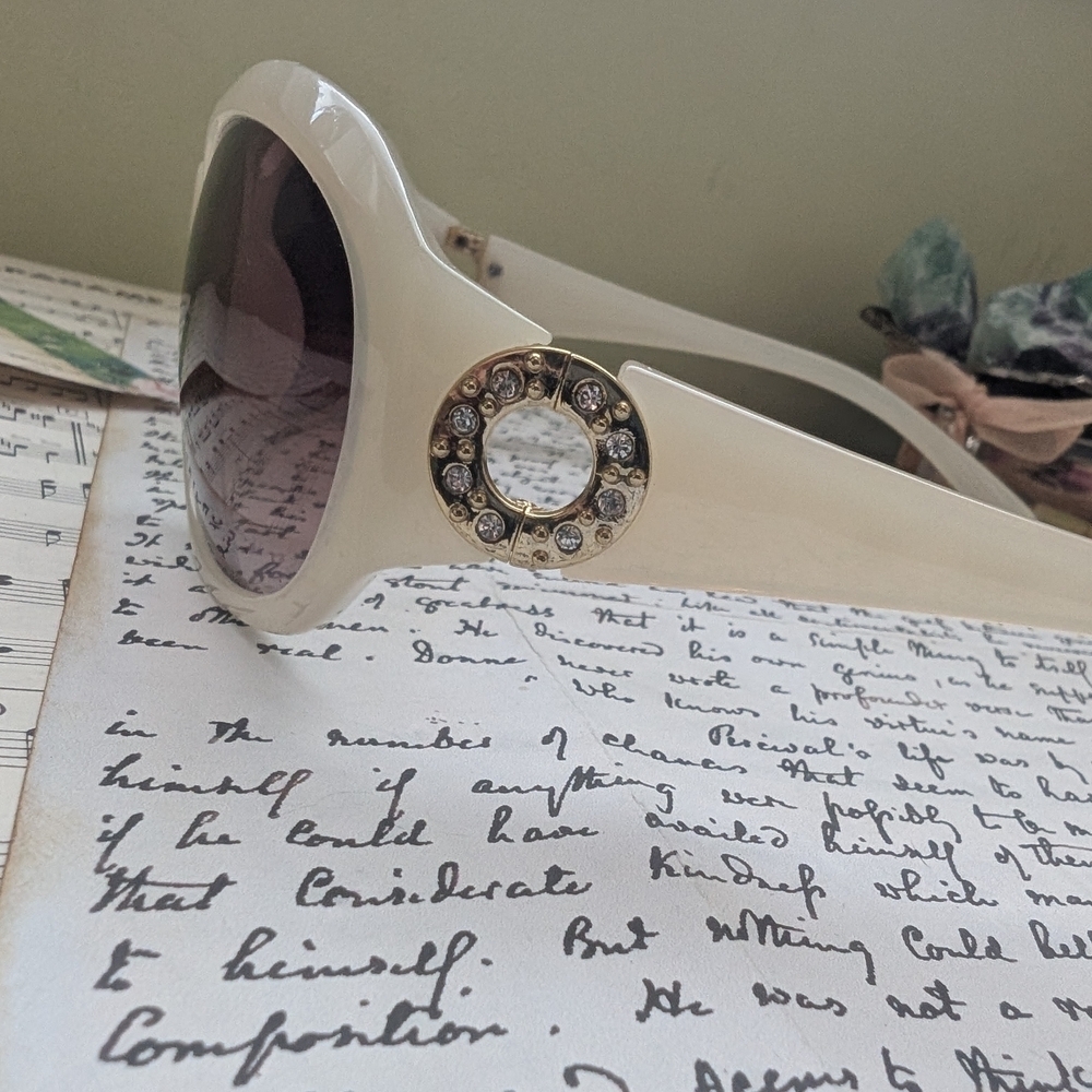 Retro Looking Chic Cream Sunglasses - Picture 4 of 9